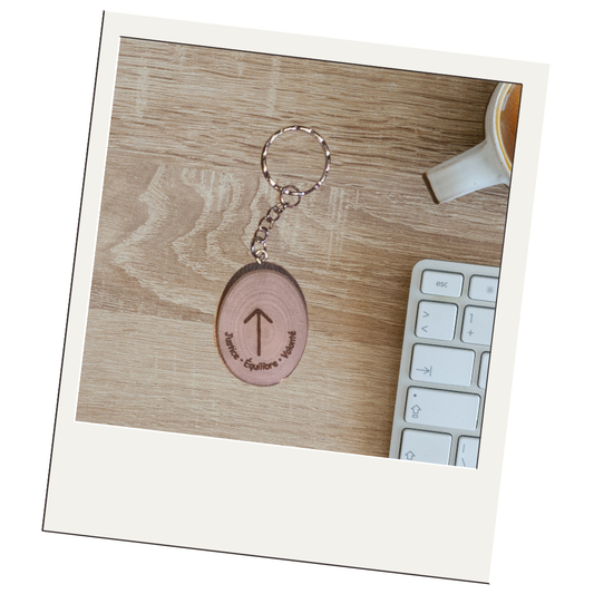 🔑 Porte-clé Runique en Bois Naturel de Corrèze – Fabrication artisanale française