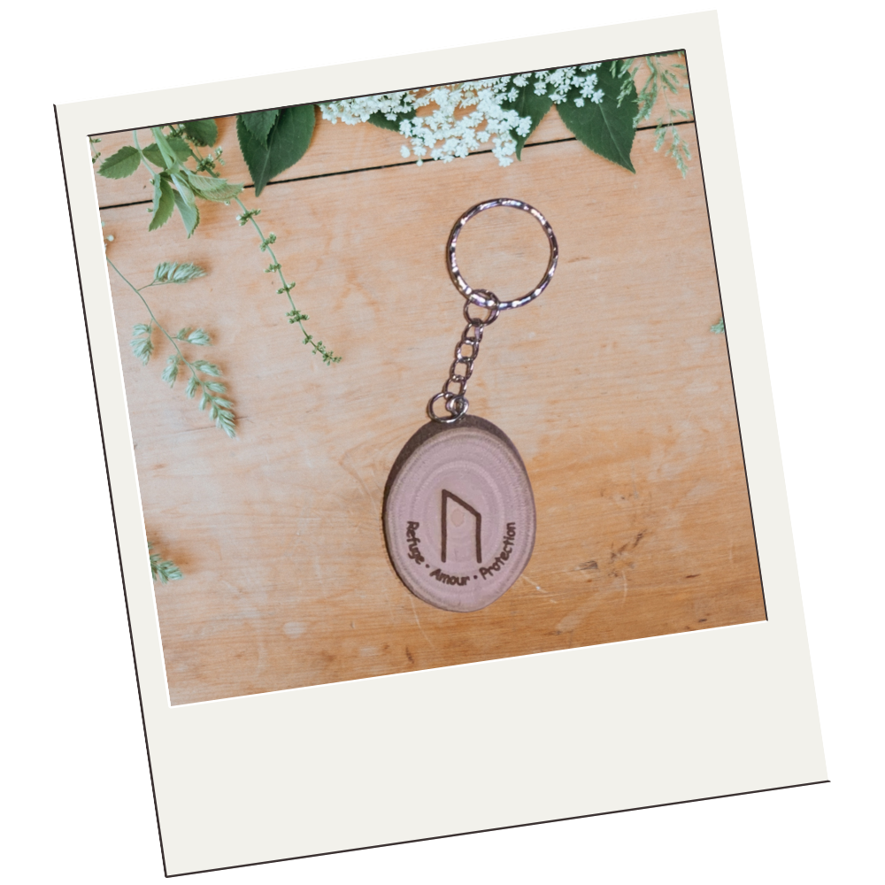 🔑 Porte-clé Runique en Bois Naturel de Corrèze – Fabrication artisanale française